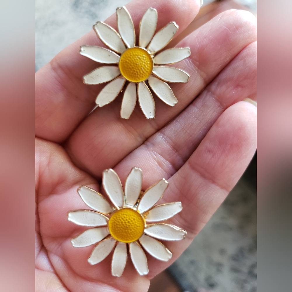 Vintage sunflower Earrings signed accessocraft NYC